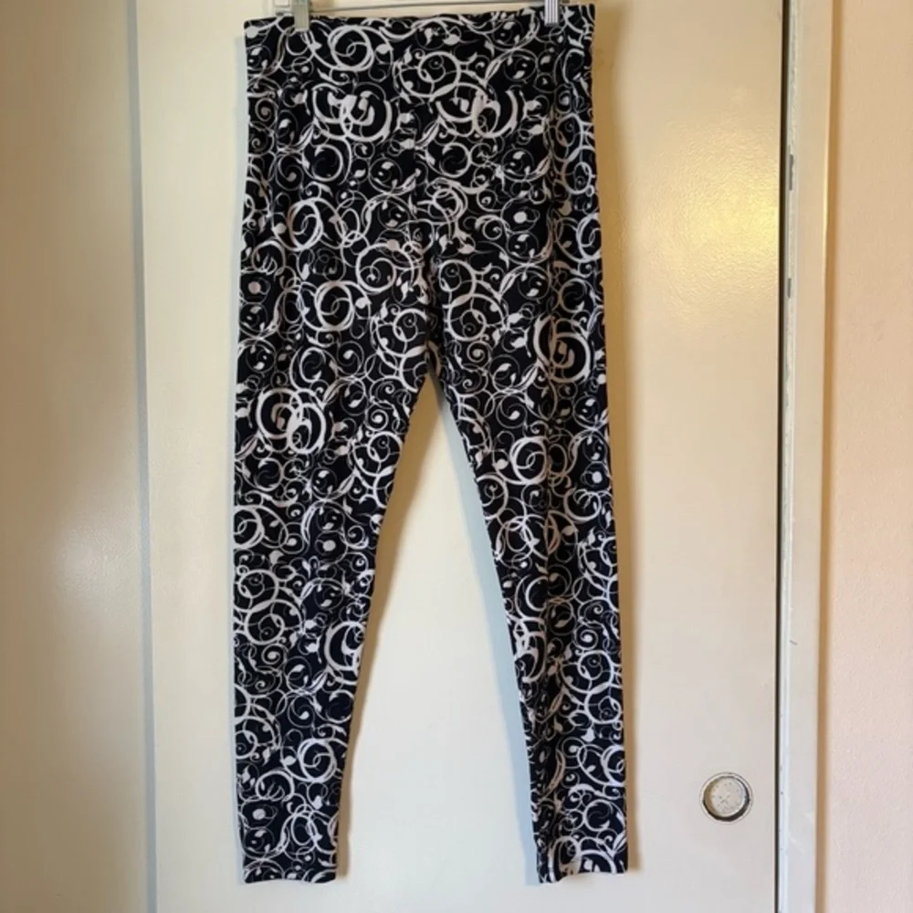 LuLaRoe Leggings Swirl Pattern Womens Tall & Curvy Black White EUC pre-owned HTF